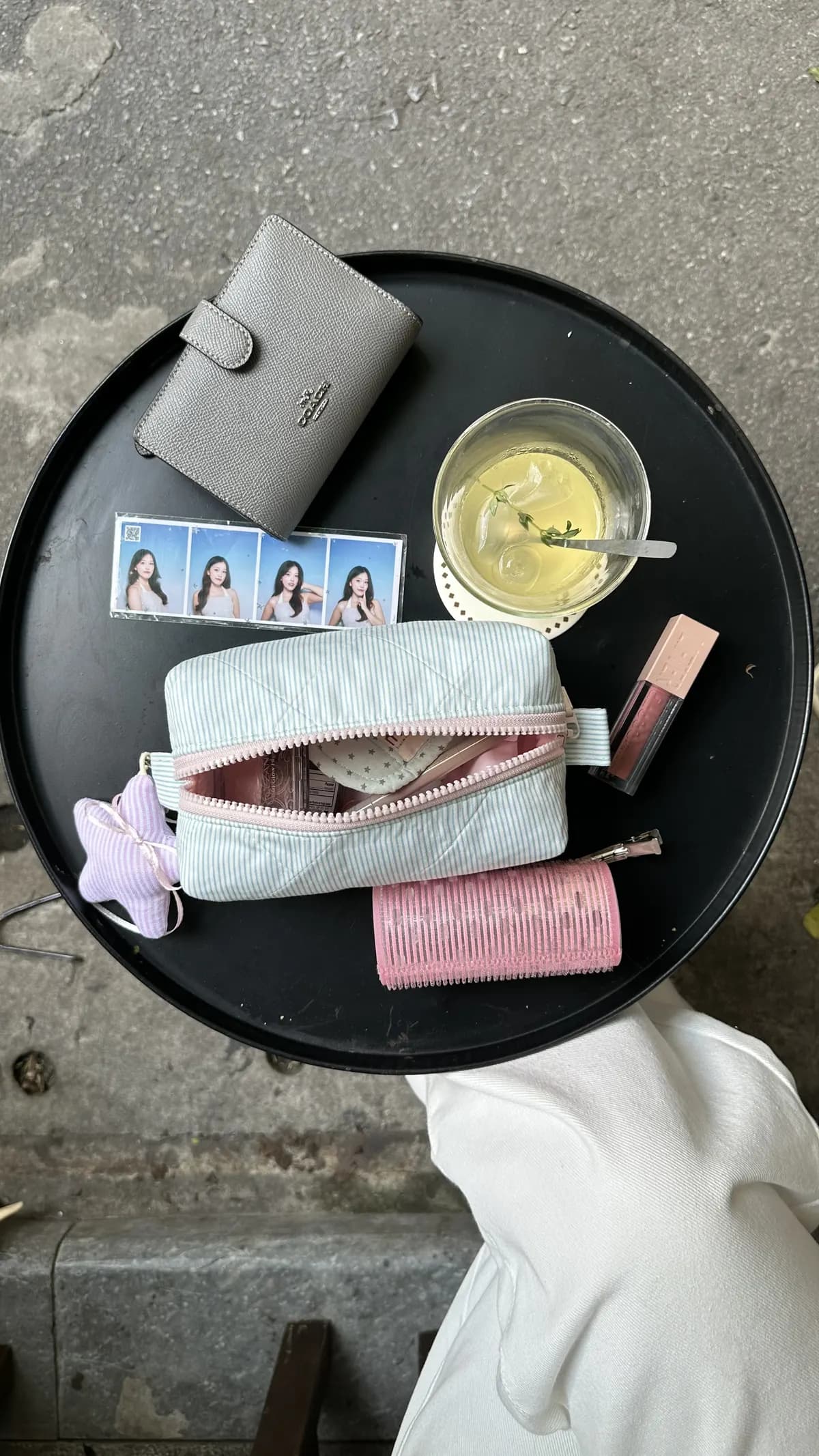 Pouch Blue Sky đựng son, ví và photobooth trên bàn cà phê